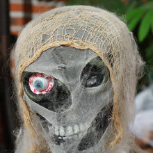 Laden Sie das Bild in den Galerie-Viewer, Halloween einäugige Mumie. Krabbelnde Mumie mit rot leuchtenden Augen