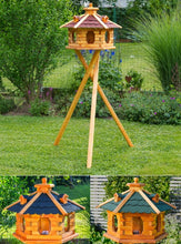 Laden Sie das Bild in den Galerie-Viewer, Vogelhaus 36 cm x 57 cm. Höhe: 1,42 Meter. Sechseckig aus Holz mit 3 Gauben. Bitumen-Dach. Wetterfest.