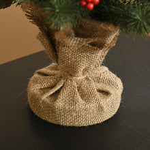Laden Sie das Bild in den Galerie-Viewer, Mini-Weihnachtsbaum mit Schmuck, rote Beeren und Tannenzapfen – 50 cm Höhe