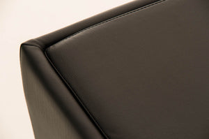 Extravaganter Leder-Sitzhocker "ROX" mit Chromfüßen und Stauraum