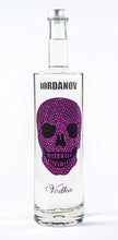 Laden Sie das Bild in den Galerie-Viewer, 1 Liter Iordanov Vodka Diamond Skull Edition aus ca. 1000 Kristallen