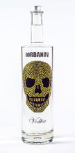 Laden Sie das Bild in den Galerie-Viewer, 1 Liter Iordanov Vodka Diamond Skull Edition aus ca. 1000 Kristallen