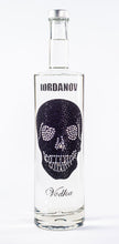 Laden Sie das Bild in den Galerie-Viewer, 1 Liter Iordanov Vodka Diamond Skull Edition aus ca. 1000 Kristallen