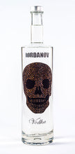 Laden Sie das Bild in den Galerie-Viewer, 1 Liter Iordanov Vodka Diamond Skull Edition aus ca. 1000 Kristallen