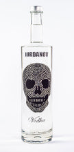 Laden Sie das Bild in den Galerie-Viewer, 1 Liter Iordanov Vodka Diamond Skull Edition aus ca. 1000 Kristallen