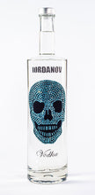 Laden Sie das Bild in den Galerie-Viewer, 1 Liter Iordanov Vodka Diamond Skull Edition aus ca. 1000 Kristallen