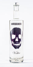 Laden Sie das Bild in den Galerie-Viewer, 1 Liter Iordanov Vodka Diamond Skull Edition aus ca. 1000 Kristallen