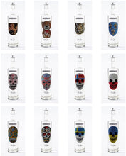 Laden Sie das Bild in den Galerie-Viewer, 1 Liter Iordanov Vodka Diamond Skull Edition aus ca. 1000 Kristallen