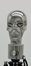 Laden Sie das Bild in den Galerie-Viewer, Stylischer Skull Regenschirm, automatik. Silber-Schwarz oder Bronze-Schwarz