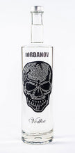 Laden Sie das Bild in den Galerie-Viewer, 1 Liter Iordanov Vodka Diamond Skull Edition aus ca. 1000 Kristallen