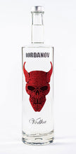 Laden Sie das Bild in den Galerie-Viewer, 1 Liter Iordanov Vodka Diamond Skull Edition aus ca. 1000 Kristallen