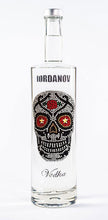 Laden Sie das Bild in den Galerie-Viewer, 1 Liter Iordanov Vodka Diamond Skull Edition aus ca. 1000 Kristallen