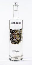 Laden Sie das Bild in den Galerie-Viewer, 1 Liter Iordanov Vodka Diamond Skull Edition aus ca. 1000 Kristallen