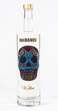 Laden Sie das Bild in den Galerie-Viewer, 0,7 Liter Iordanov Vodka Diamond Skull Edition aus ca. 1000 Kristallen (57,00€ / L.)