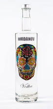 Laden Sie das Bild in den Galerie-Viewer, 1 Liter Iordanov Vodka Diamond Skull Edition aus ca. 1000 Kristallen