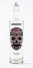 Laden Sie das Bild in den Galerie-Viewer, 0,7 Liter Iordanov Vodka Diamond Skull Edition aus ca. 1000 Kristallen (57,00€ / L.)