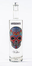 Laden Sie das Bild in den Galerie-Viewer, 1 Liter Iordanov Vodka Diamond Skull Edition aus ca. 1000 Kristallen