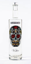 Laden Sie das Bild in den Galerie-Viewer, 1 Liter Iordanov Vodka Diamond Skull Edition aus ca. 1000 Kristallen