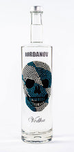 Laden Sie das Bild in den Galerie-Viewer, 0,7 Liter Iordanov Vodka Diamond Skull Edition aus ca. 1000 Kristallen (57,00€ / L.)