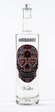 Laden Sie das Bild in den Galerie-Viewer, 1 Liter Iordanov Vodka Diamond Skull Edition aus ca. 1000 Kristallen