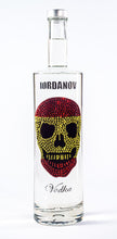 Laden Sie das Bild in den Galerie-Viewer, 1 Liter Iordanov Vodka Diamond Skull Edition aus ca. 1000 Kristallen