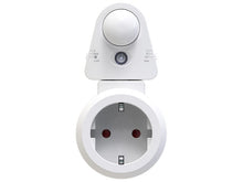 Laden Sie das Bild in den Galerie-Viewer, Schwenkbarer Bewegungsmelder Stecker: Steckdose mit PIR-Bewegungsmelder, 2.300 Watt Schalt-Leistung (Lichtsensor Steckdose)